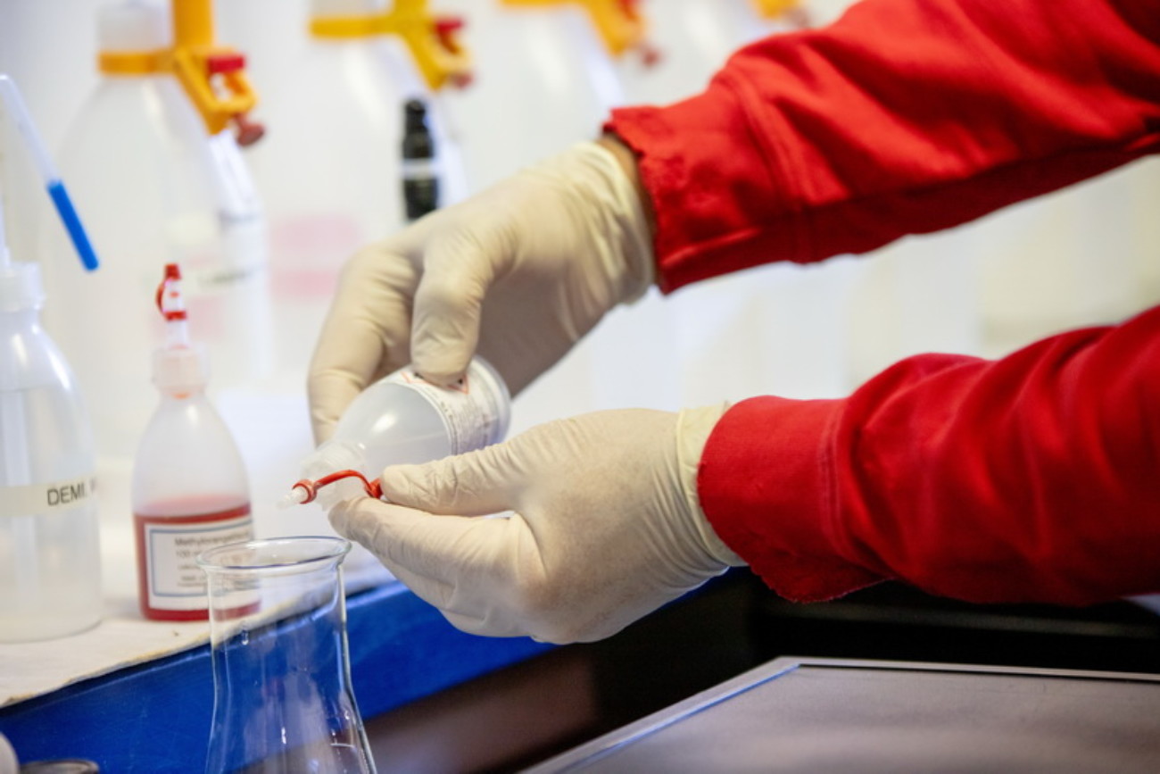 Eloxaltechnik Eggingen - Alles aus einer Hand - Prozesskontrolle im hauseigenen Labor